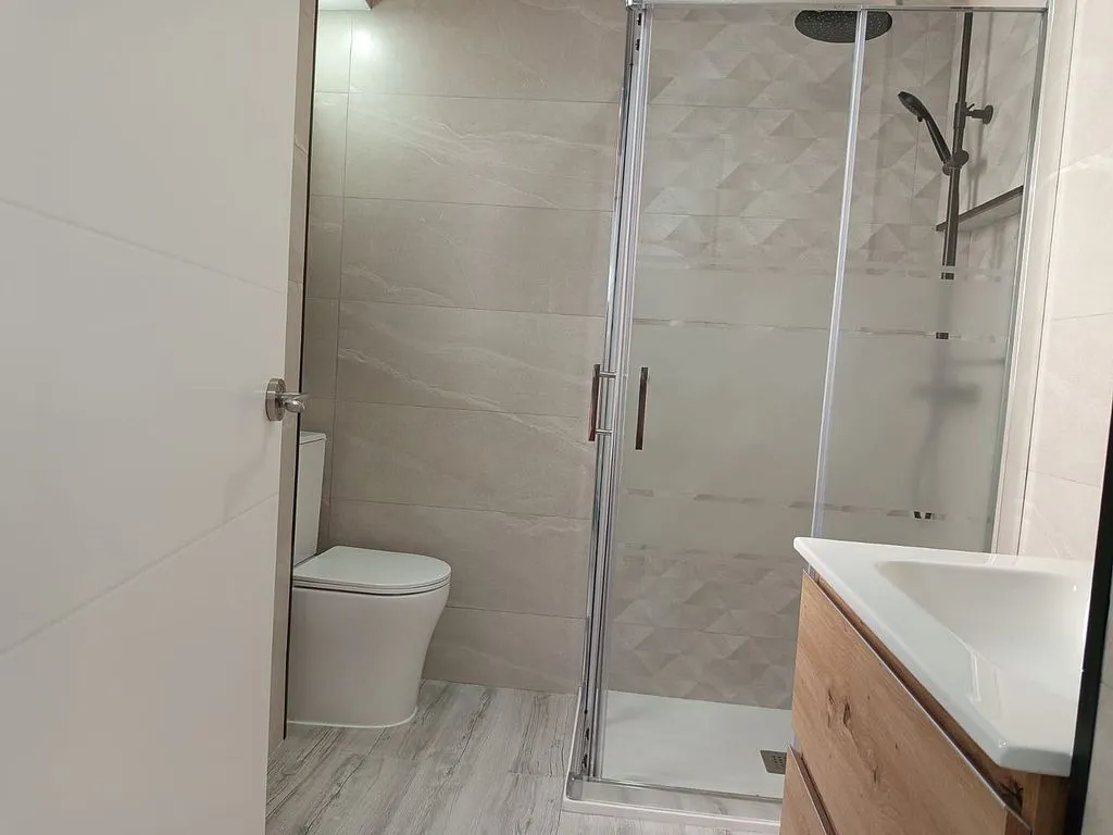 Salles de bain - Modernised 1-Bed Flat with Balcony in Trafalgar