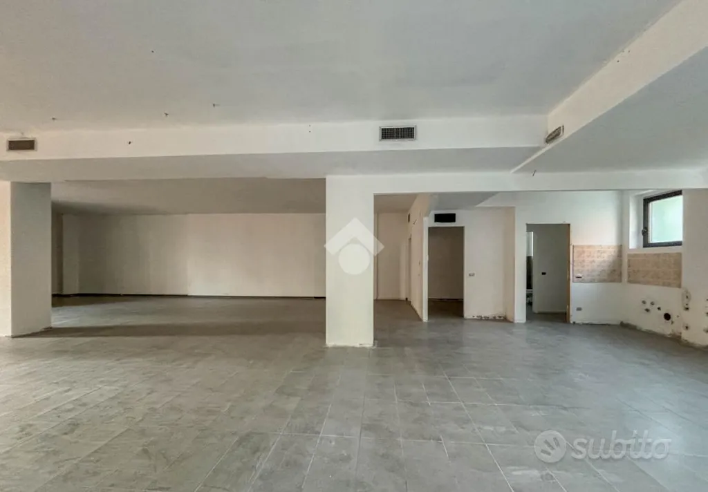 Local commercial 2 pièces à IT