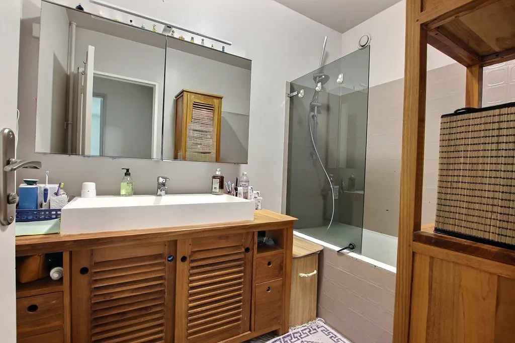 Bagni - West-Facing Flat with Balcony in Pantin