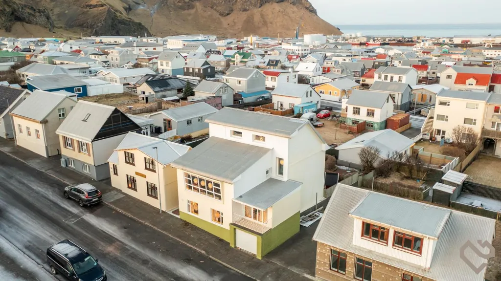 Esterno - Three-Storey House with Unique View in Vestmannaeyjar