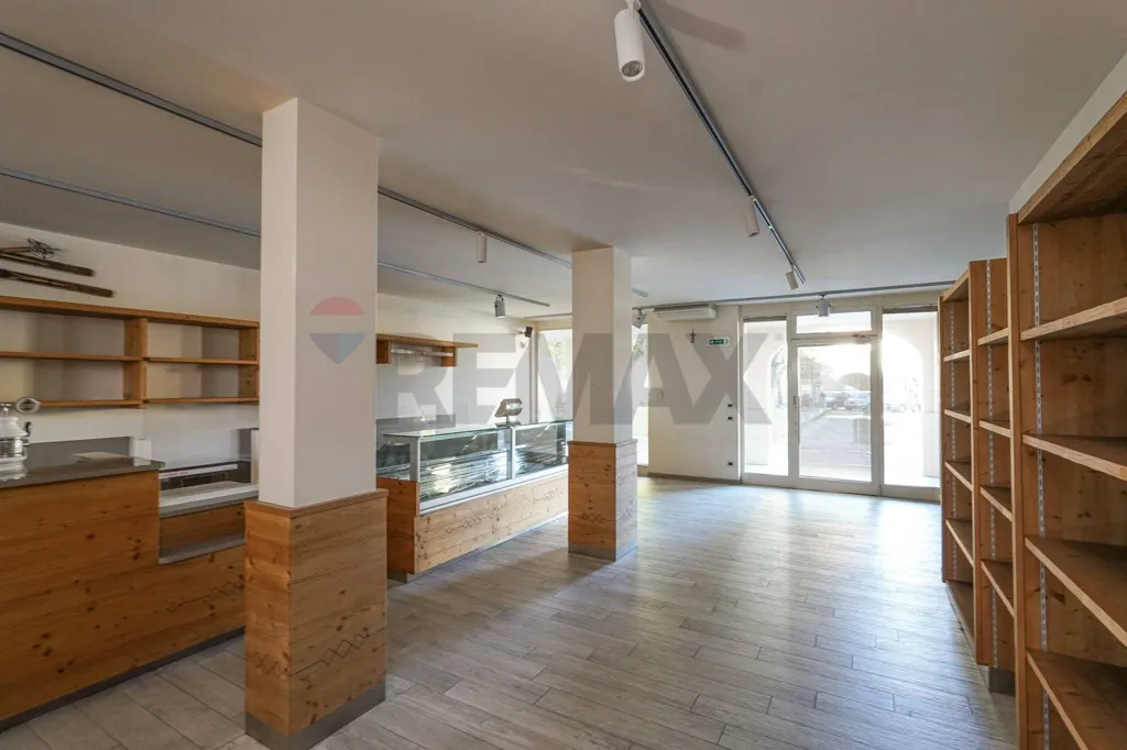 Stanze - Retail Space with Frontage on Via Roma, Valbrembo