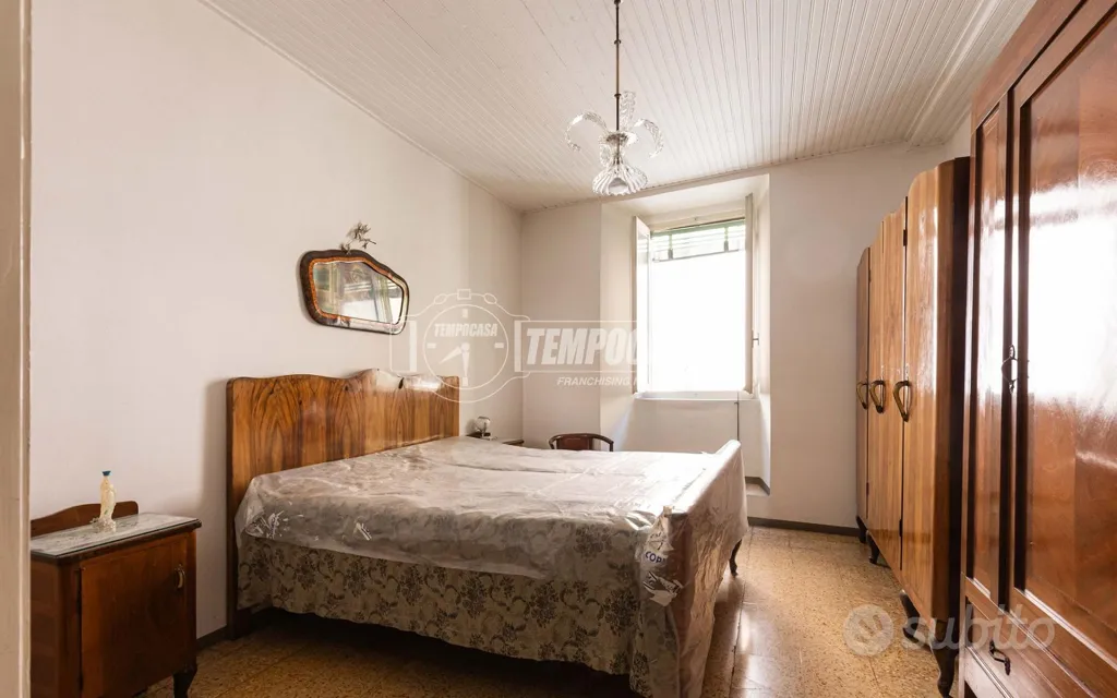 Chambres - Duplex with Commercial Space in Oggiono