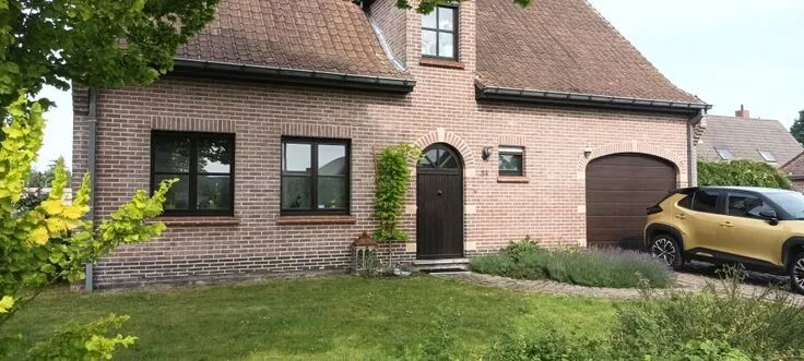 Extérieur - Villa Spacieuse avec Jardin dans un Quartier Résidentiel