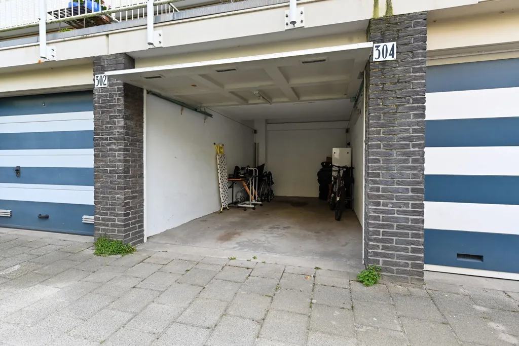 Garaaž - Corner Flat with Erker in Den Haag