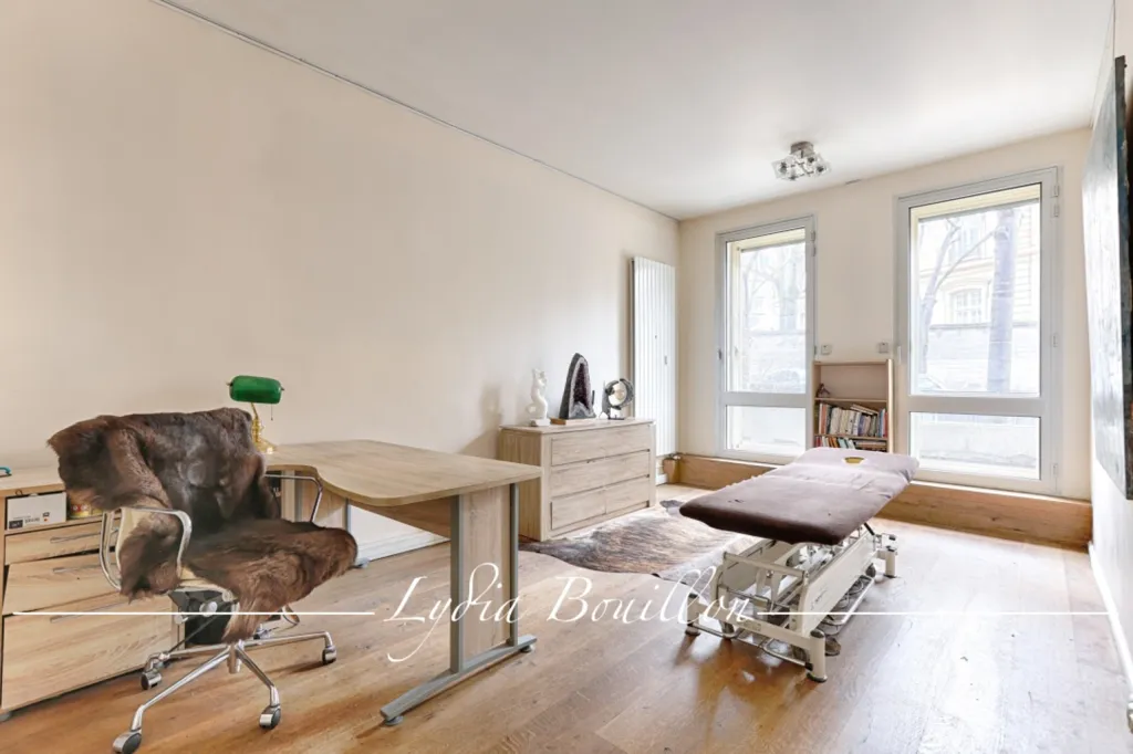 Kabinet - 2-Bedroom Parisian Flat with Office Potential