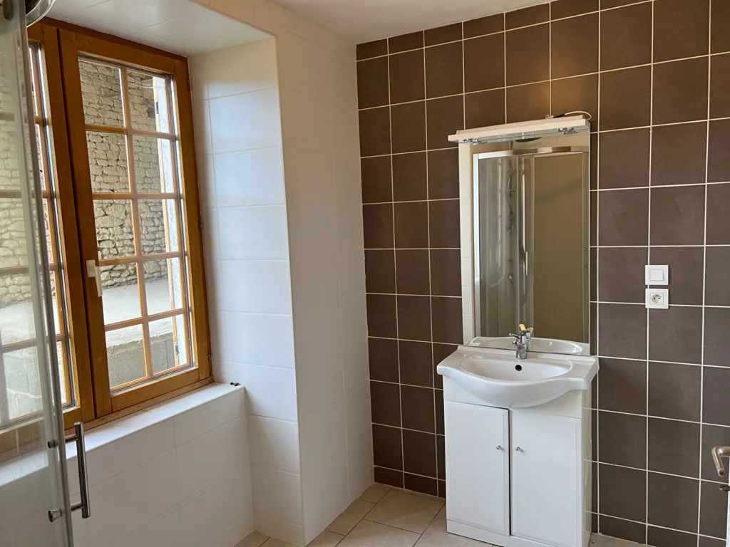 Salles de bain - Maison de Village avec Cachet Ancien à BERRIE