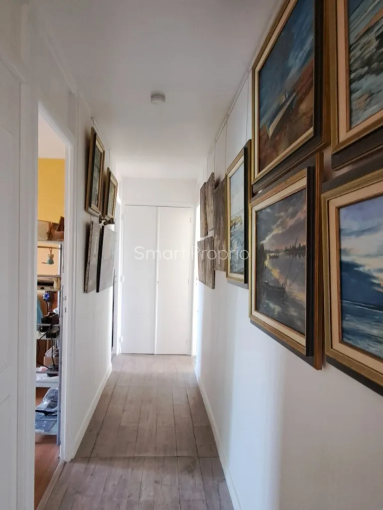 Esik - 4-Piece Apartment with Balcony in Rochefort
