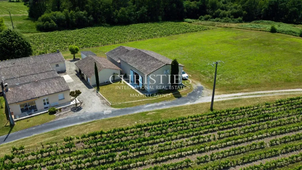Vue aérienne - Vignoble de Loisirs avec Piscine Intérieure à AOC Côtes de Bordeaux