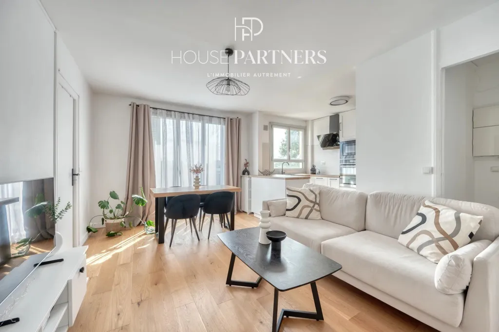 Living Room - Renovated 3-Bed Flat with Balcony in Rueil-Malmaison