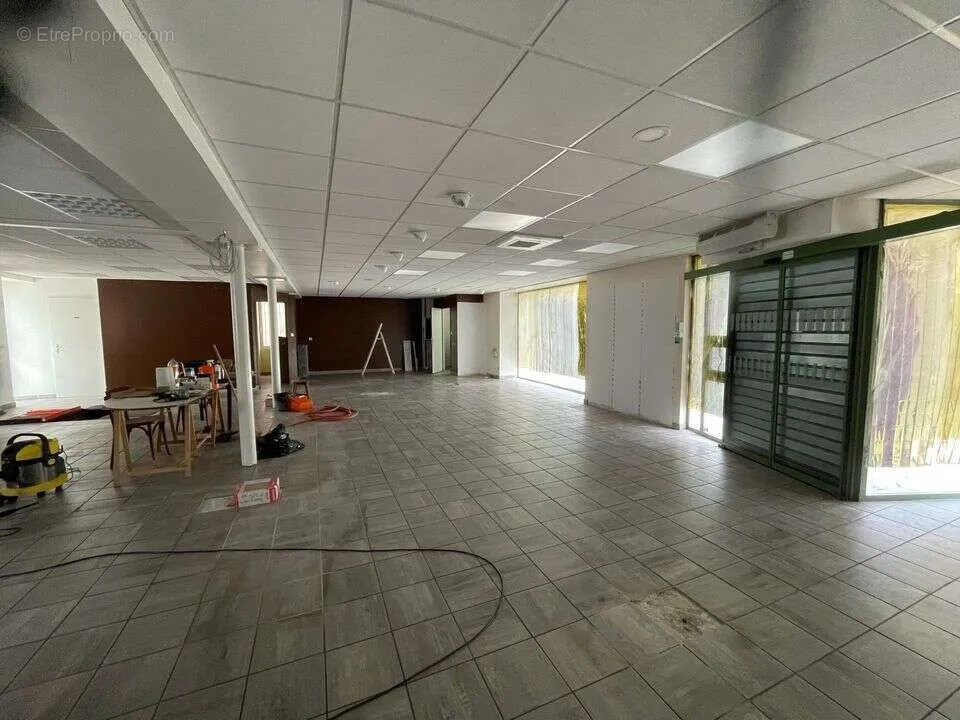Pièces - Ensemble Commercial et Habitation avec Grange à Randan