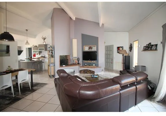 Elutuba - Contemporary House with Pool in Quiet Setting
