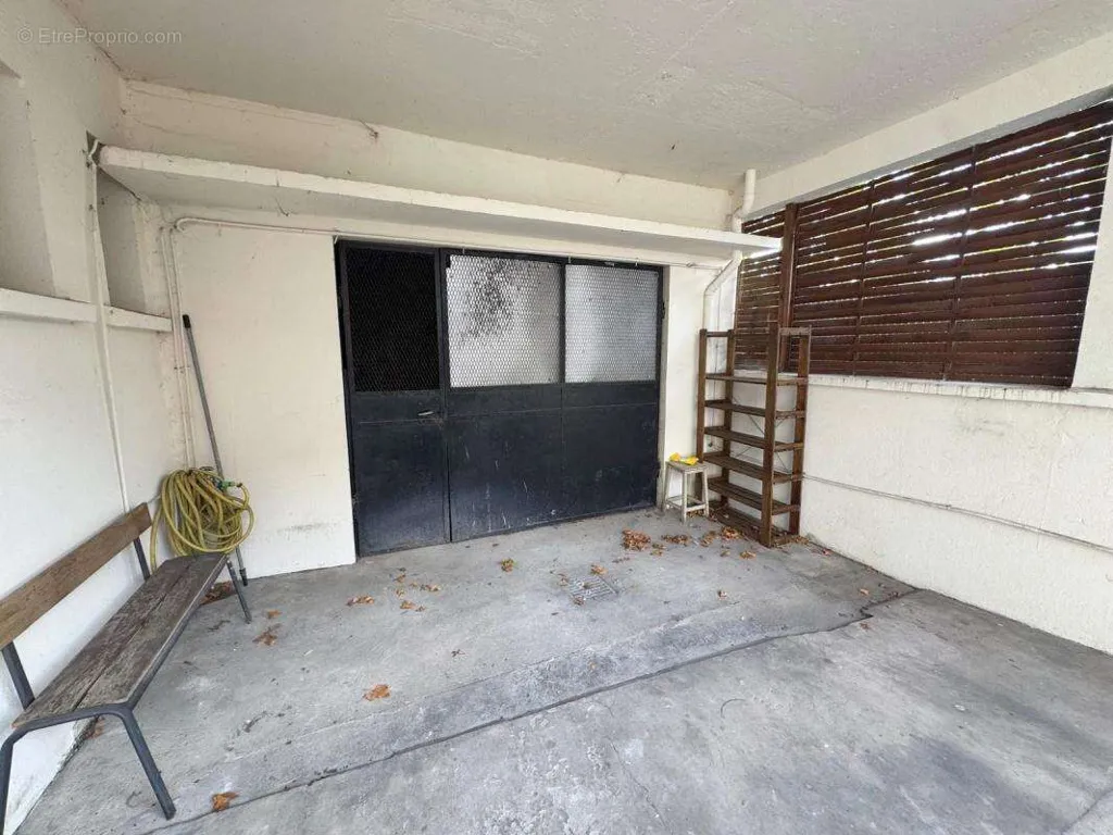 Garage - Immeuble avec Terrasse et Parking au Blanc-Mesnil