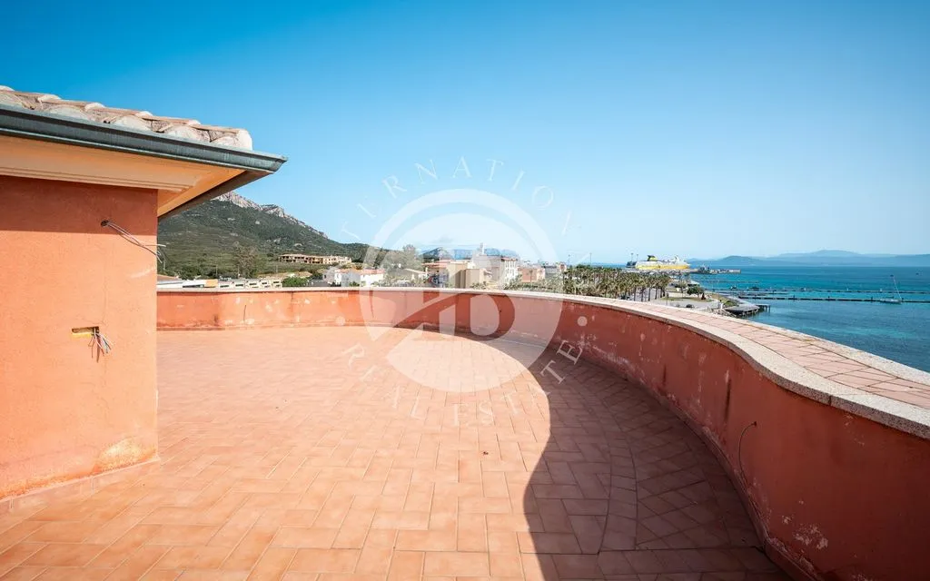Terrass - Beachfront Apartment with 360° Views in Golfo Aranci