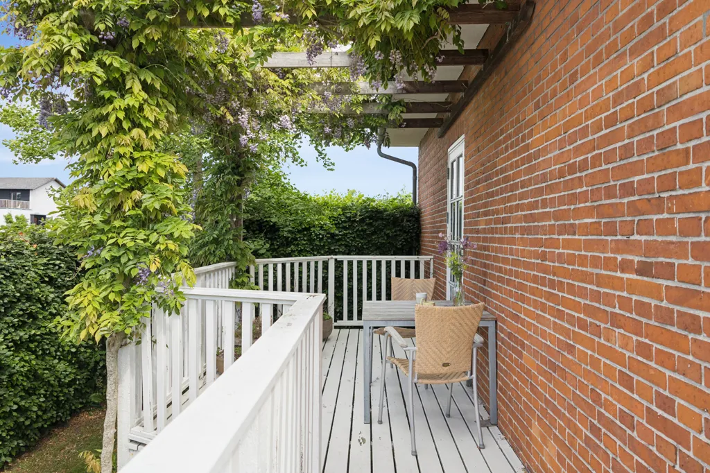 Balcon - Classical Villa with Architect-Designed Garden in Odense