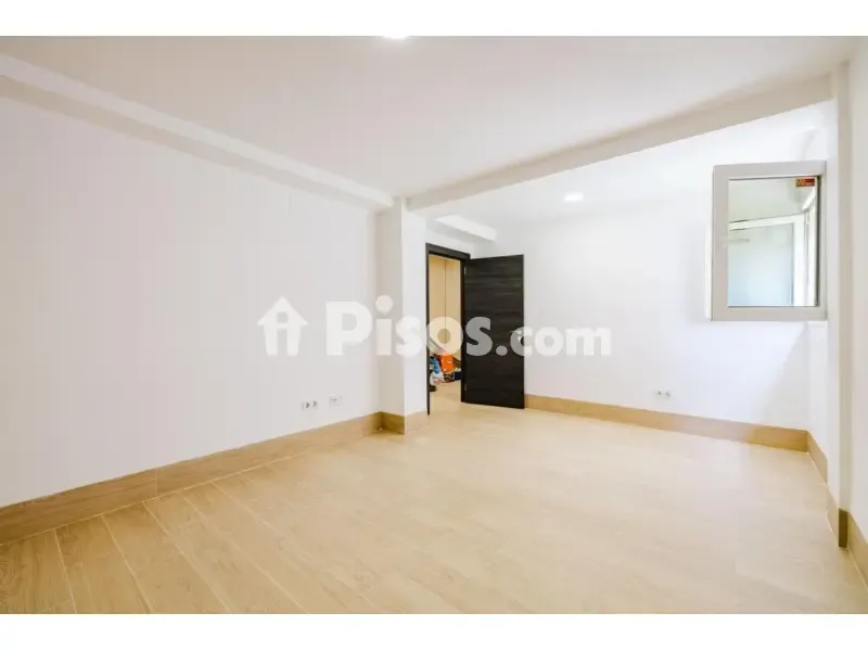 Pièces - Contemporary Flat with Interior Orientation in Paseo de los Tilos