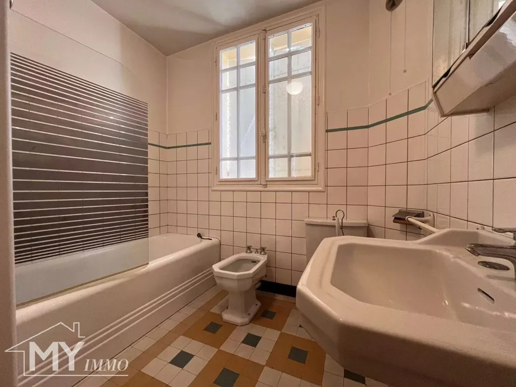 Salles de bain - Maison de Ville avec Jardin et Dépendances à Montpon-Ménestérol