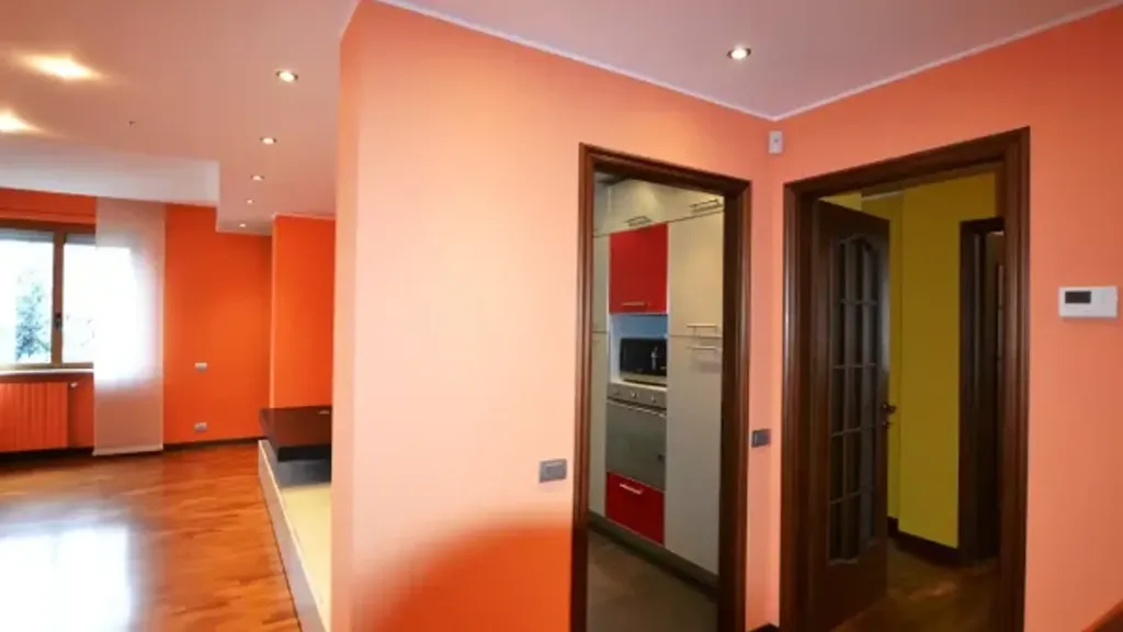 Entrée - Rearfacing Apartment with Balcony in Biella