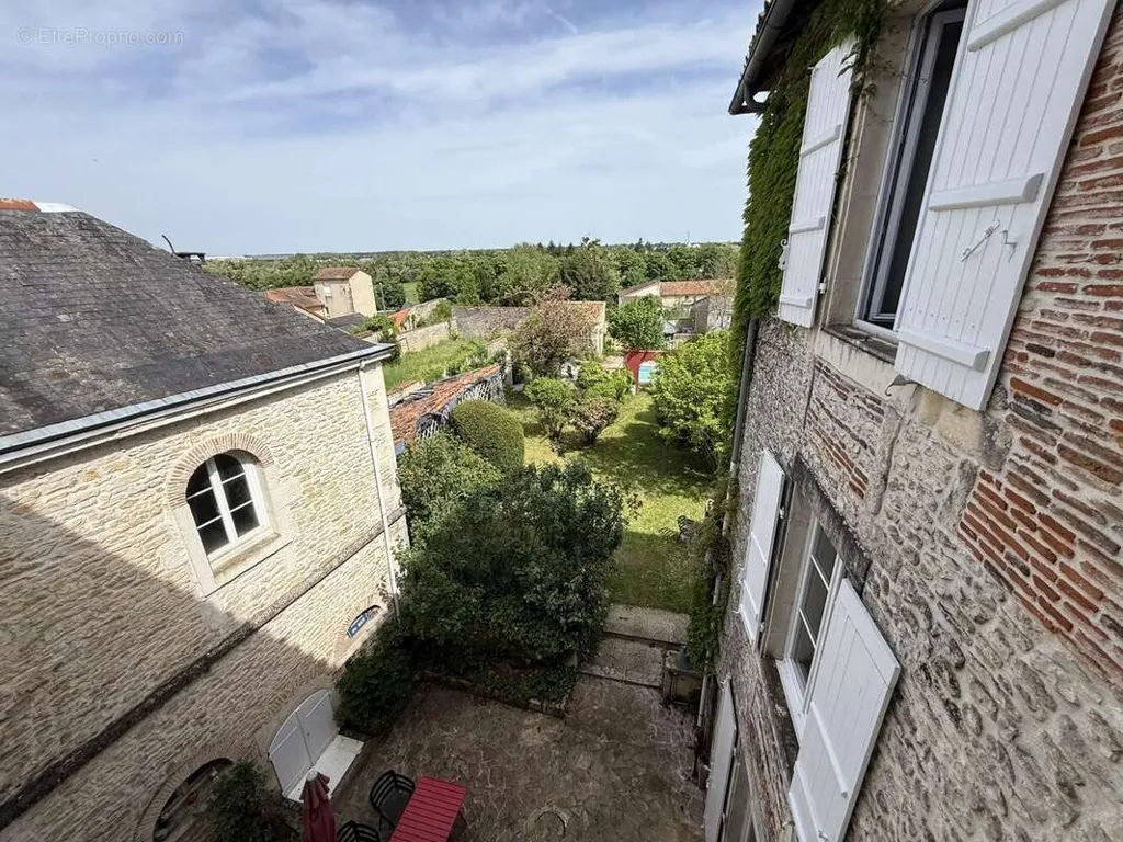 Õhuvaade - Detached Townhouse with Pool in Ruffec