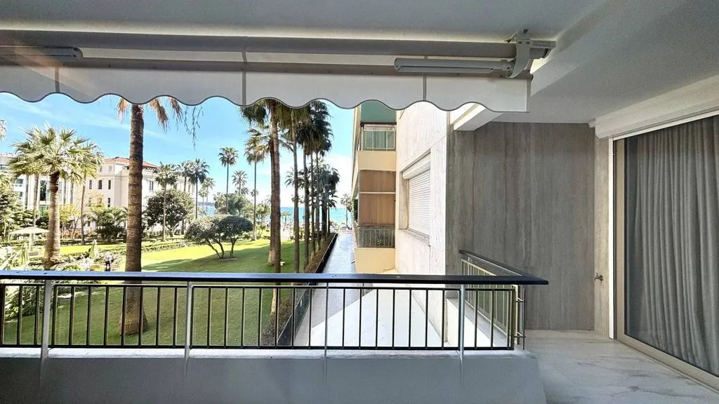 Rõdu - 2-Bedroom Apartment with Sea View in Cannes Croisette
