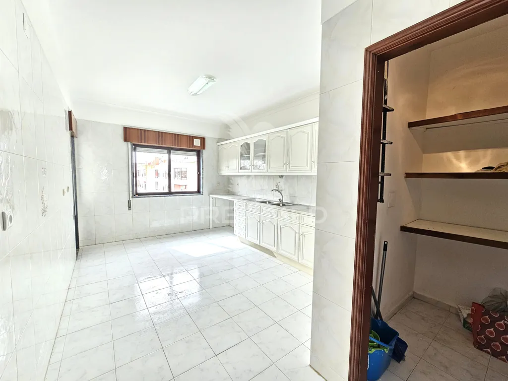 Cuisine - Spacious T2 Apartment with Two Fronts in Pinhal Novo