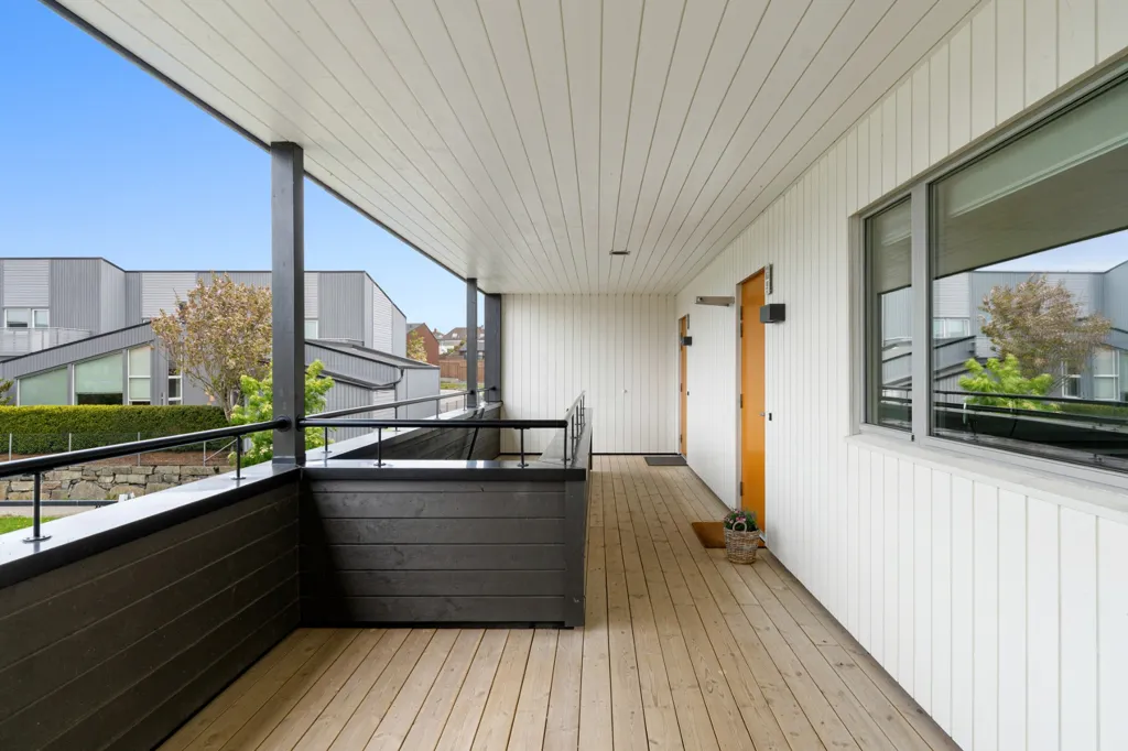 Balcon - Modern 2-Bedroom Flat with Balcony in Sola