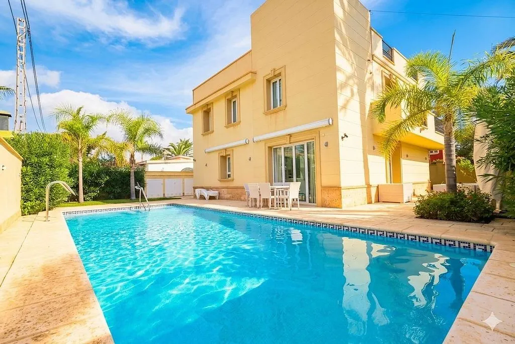 Piscine - Modern Chalet with Private Pool in Cabo Roig