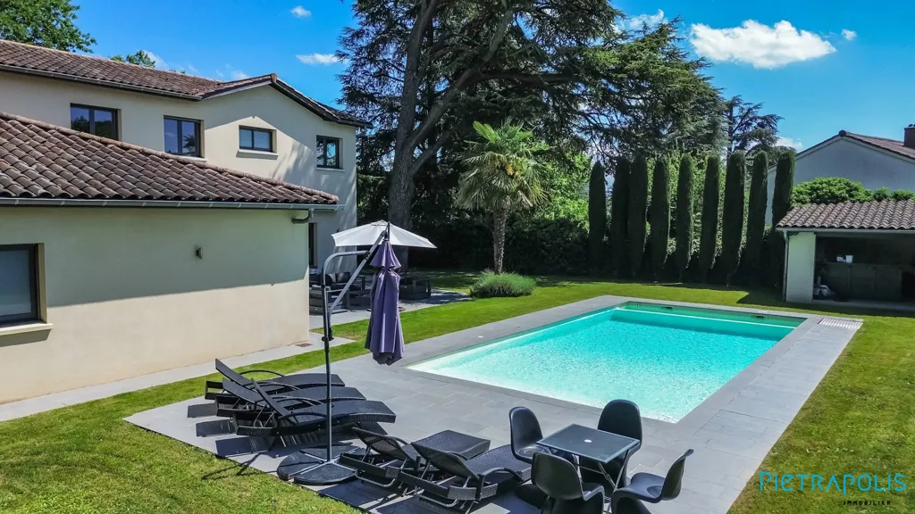 Piscine - Propriété Contemporaine avec Piscine à Écully