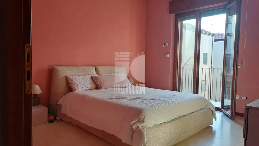 Chambres - Rearfacing Apartment with Balconies in Crotone