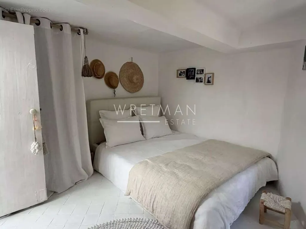 Bedrooms - 3-Bed Apartment with Garden in Claviers