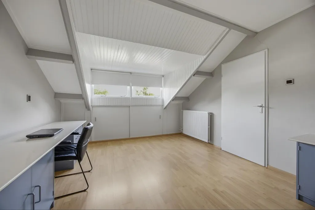 Bureau - Two-Storey House with Garden in Made