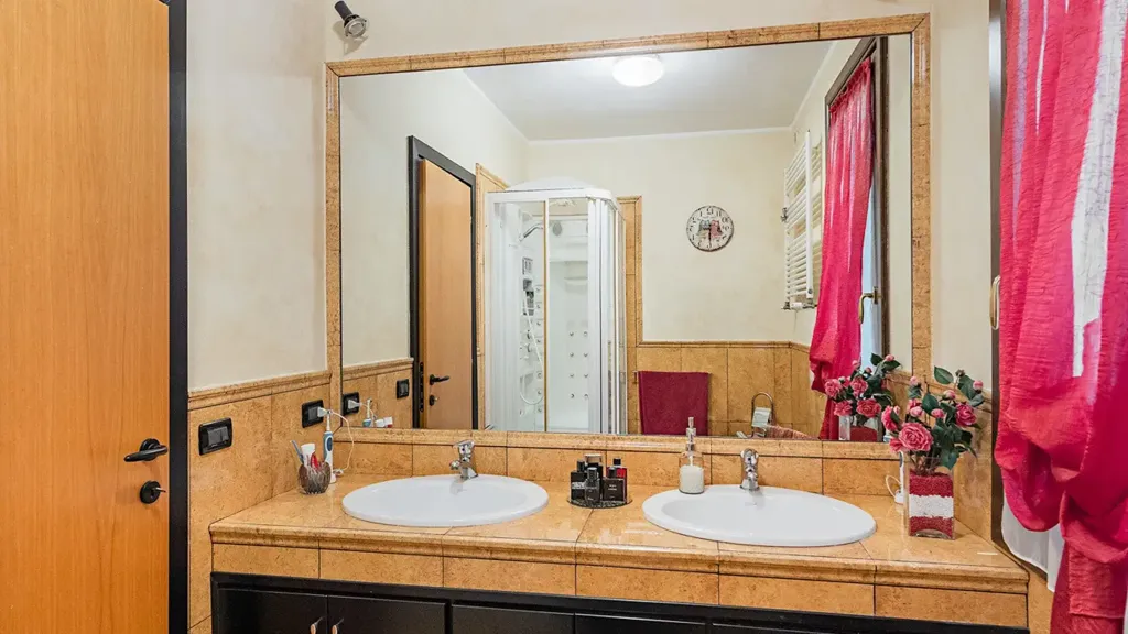 Salles de bain - Villa with Private Garden and Pool in Gardone Riviera