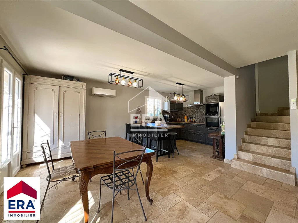 Salle à manger - Maison Récemment Construite avec Piscine à Serres