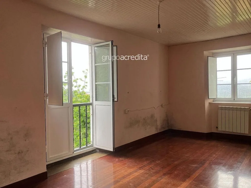 Pièces - Detached House with Balcony in Abegondo