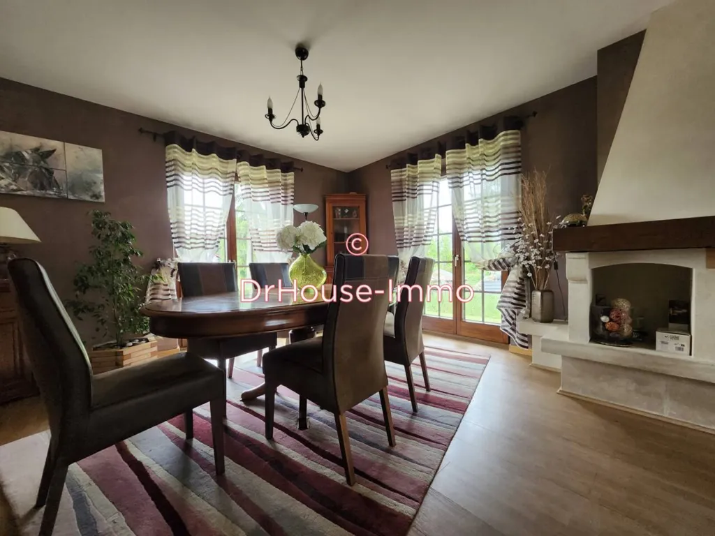 Salle à manger - Maison avec Piscine et Terrain d'1 Hectare à Blodelsheim