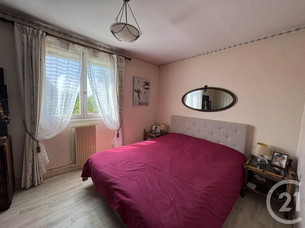 Chambres - Maison 5 Pièces avec Terrasse au Sud à Saint-Ay