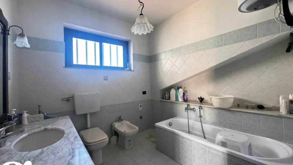 Salles de bain - Versatile Independent House with Large Plot in Patti