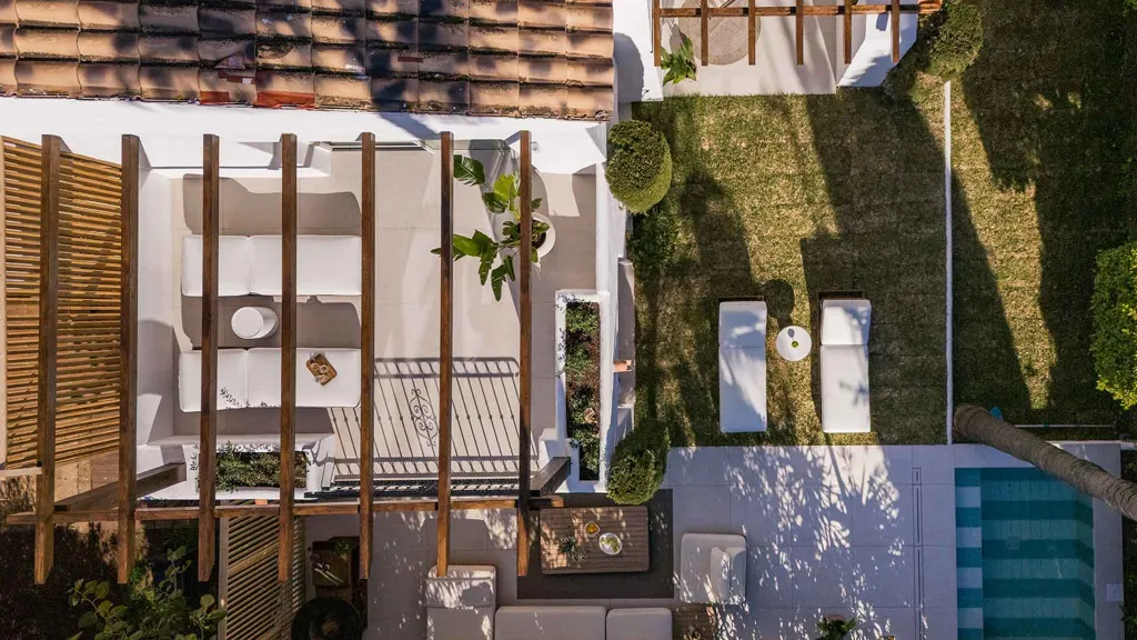 Vue aérienne - Corner Semi-Detached Villa with Pool in Marbella
