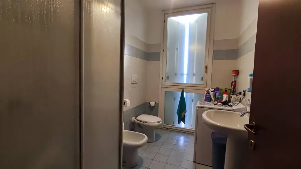 Salles de bain - Bright Trilocale with Balconies in Gallarate