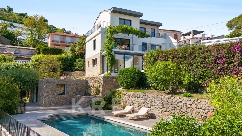 Piscine - Villa Rénovée avec Vue Mer à Vallauris