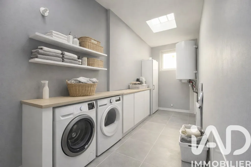 Utility Room - City House with Garage in Carpentras
