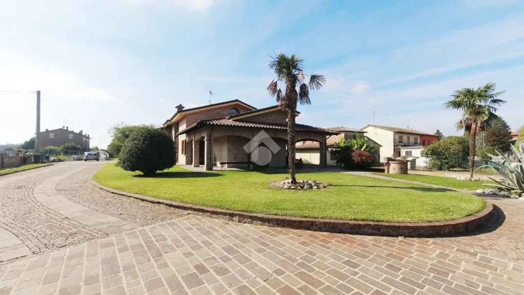 Villa with Private Garden in Cento