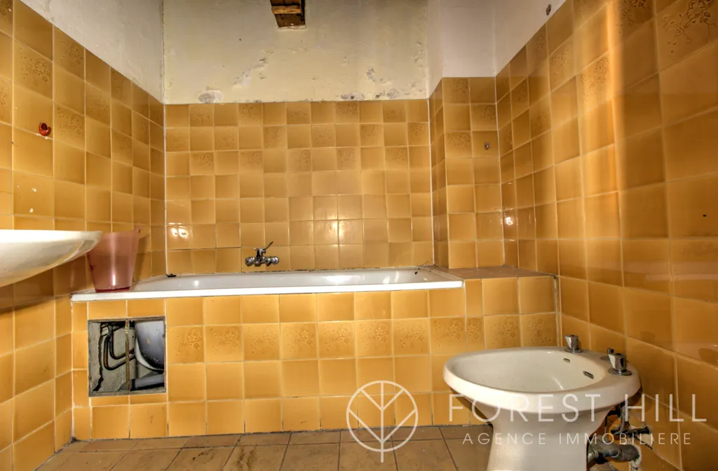 Salles de bain - Bâtiment à Rénover avec Terrasse à Céret