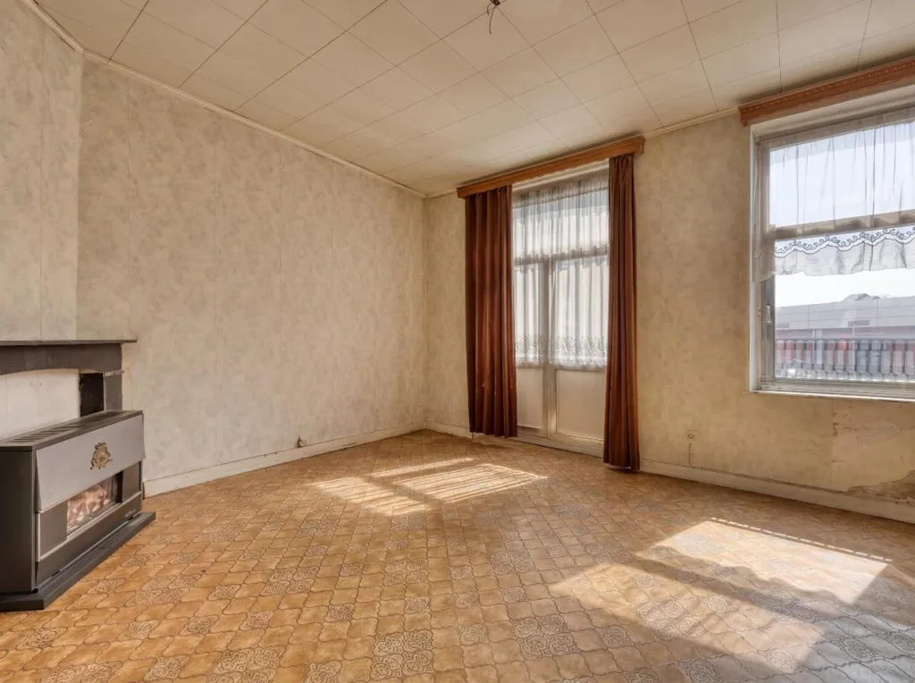 Séjour - Maison à Rénover avec Grenier et Cave à Proximité des Commodités