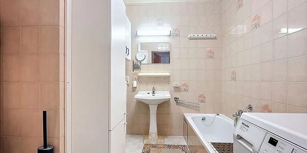 Bathrooms - Renovatable Apartment with Garage in Niel