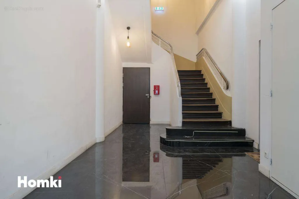 Rooms - Duplex Apartment with South Terrace in Marseille