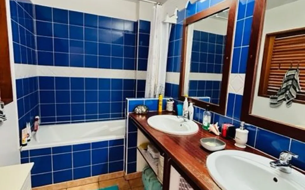 Salles de bain - Duplex Meublé avec Piscine à Le Gosier