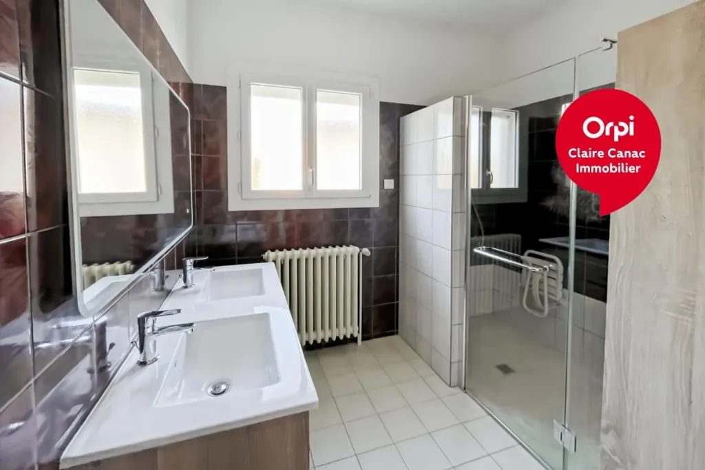 Bathrooms - Charming 3-Piece House with Terrace in Castres