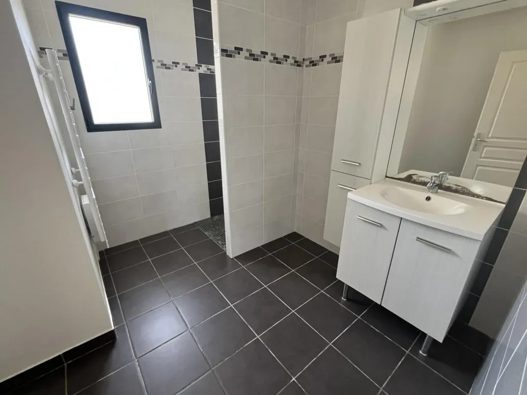 Salles de bain - Pavillon Indépendant avec Terrasse à Proximité