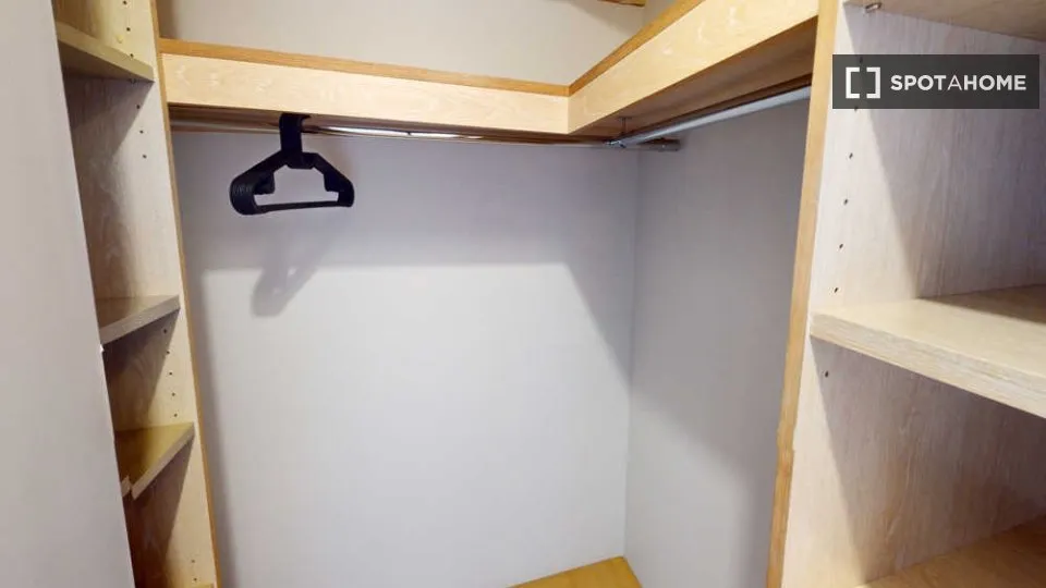 Toad - Room in Shared Accommodation in Paris