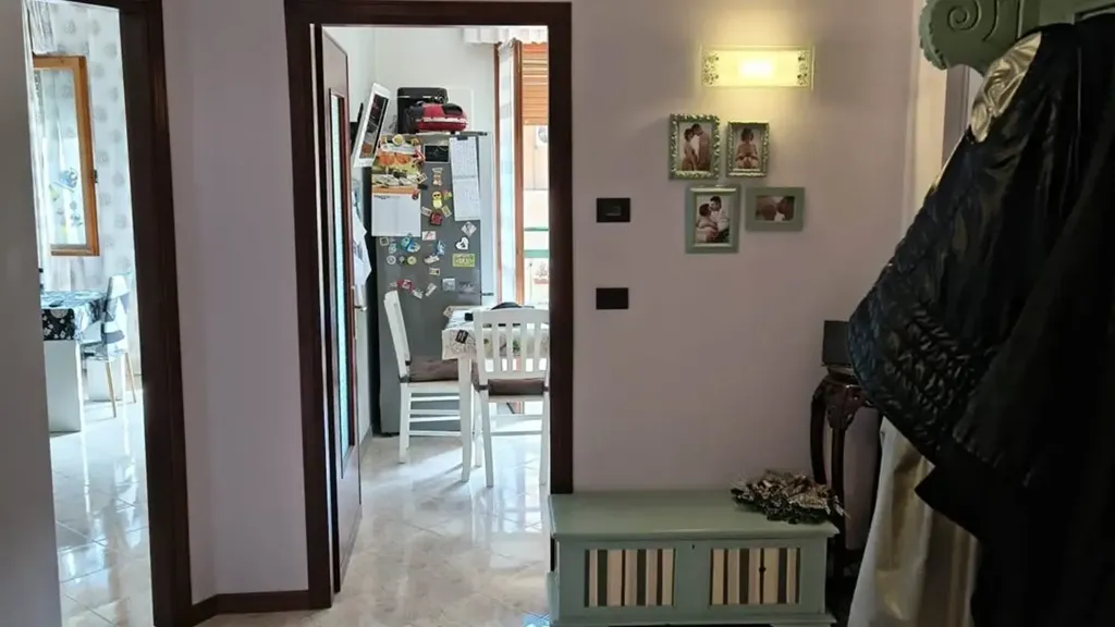 Entrée - Rustic-Style Flat with Ascender in Suzzara